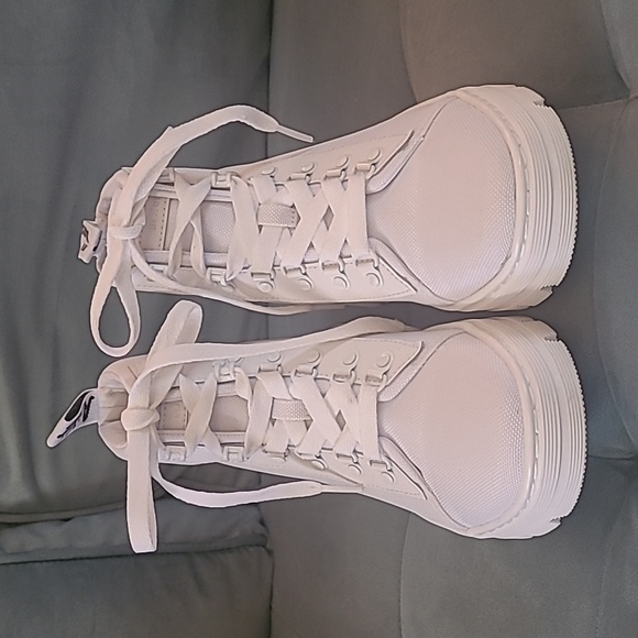 NEARLY NEW Dr. Marten's boots in white, size 7 (men's), 8.5/9 (women's). - Picture 10 of 13